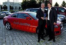 Audi-Vorstandschef Rupert Stadler (links) und Laudator Felix Neureuther nach der Preisübergabe. Foto: Auto-Reporter/Audi 